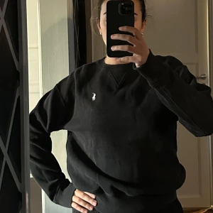 Polo ralph lauren collegeströja - Köpt på Jhonnels för 600kr storlek S🤎