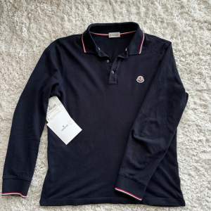 Säljer min Moncler Rugbytröja köpt i Monclers butik på Birger Jarlsgatan 13. Tröjan är i super skick, använd fåtal gånger. Ny pris 2735 kr, (kvittot ingår) Storlek M  Hör av dig vid minsta fundering! 