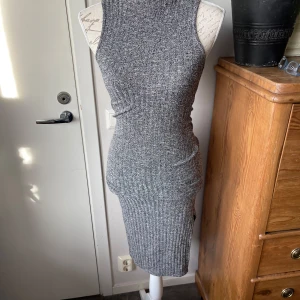 Klänning  - Klänning från Papillonne i stl 1.  54% polyester, 43% viskos, 3% elastan.