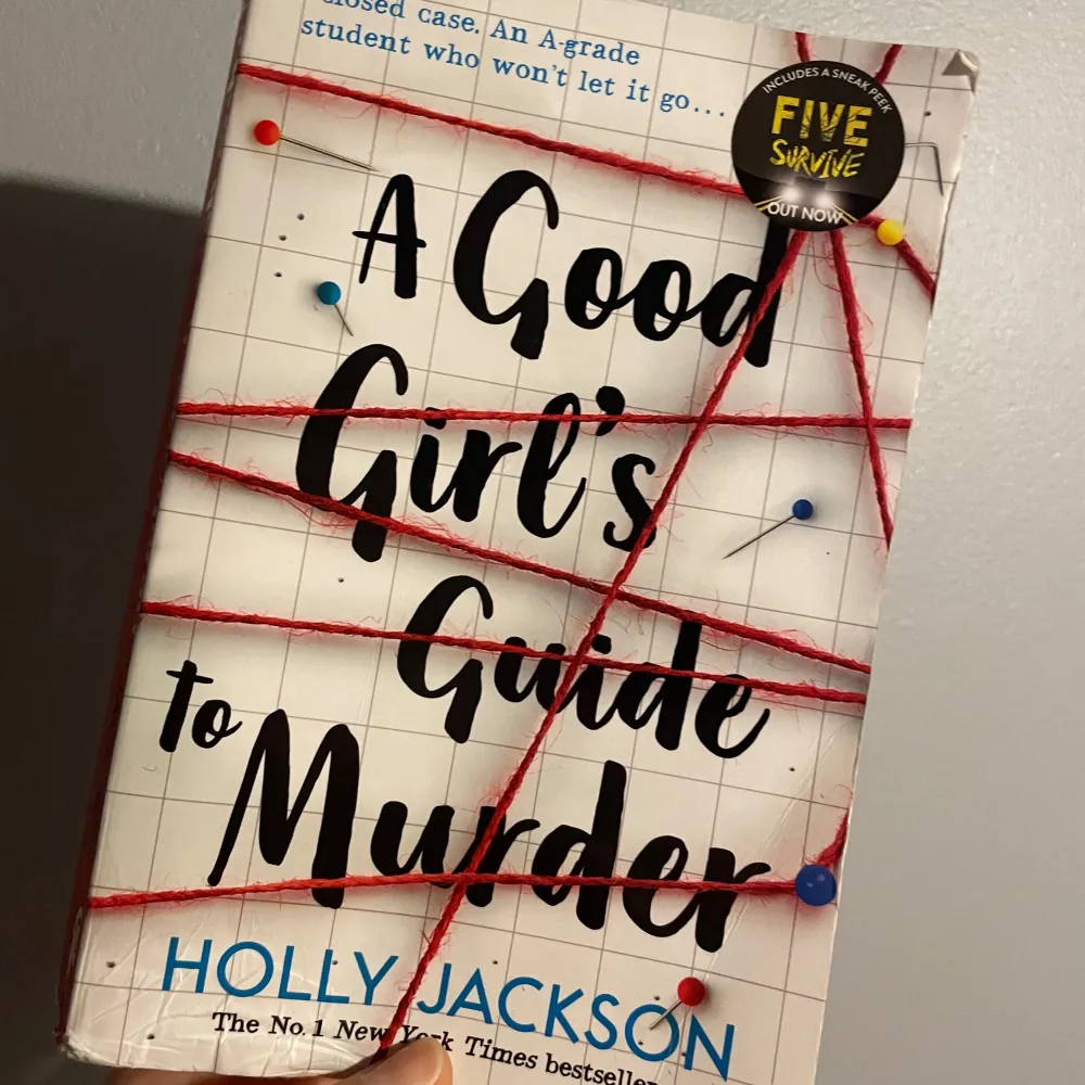 A good girls guide to murder Holly Jackson Lite vattenskadad baksida men ingen som påverkar texten.  Engelska. Böcker.