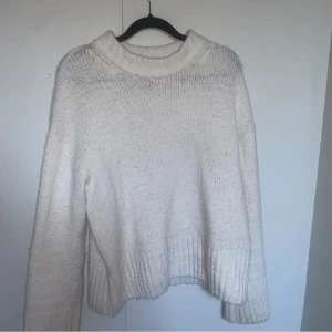 Vit stickad tröja från Gina Tricot - Mysig vit stickad tröja från Gina Tricot i storlek Xs Tröjan har en klassisk stil med långa ärmar och en bekväm passform. Ett måste för höst- och vintergarderoben! 