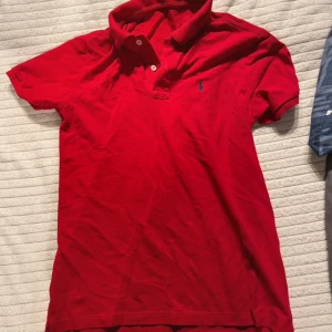 RL piké  - En röd Ralph lauren pike i bra skick. Säljer den dp jag inte använder den längre. Priset är inte satt så kom med bud