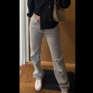 Bikbok jeans - Gråa bikbok jeans som är använda 3-4 gånger. Dom är som nya utan defekter. Dom är köpta för 599kr i bikbok❤️