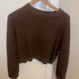 Brun stickad tröja - Mysig brun stickad tröja i mycket bra skick. Den är lite croppad och perfekt för hösten.🎃