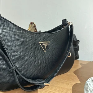 Guessväska - Säljer min fina guess väska från zalando. Den har inga skador och är sparsamt använd. Pris kan diskuteras❤️