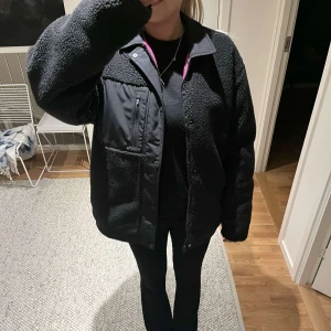 Teddyjacka  - Svart teddyjacka ifrån Levi’s🩷skriv för fler bilder!! 