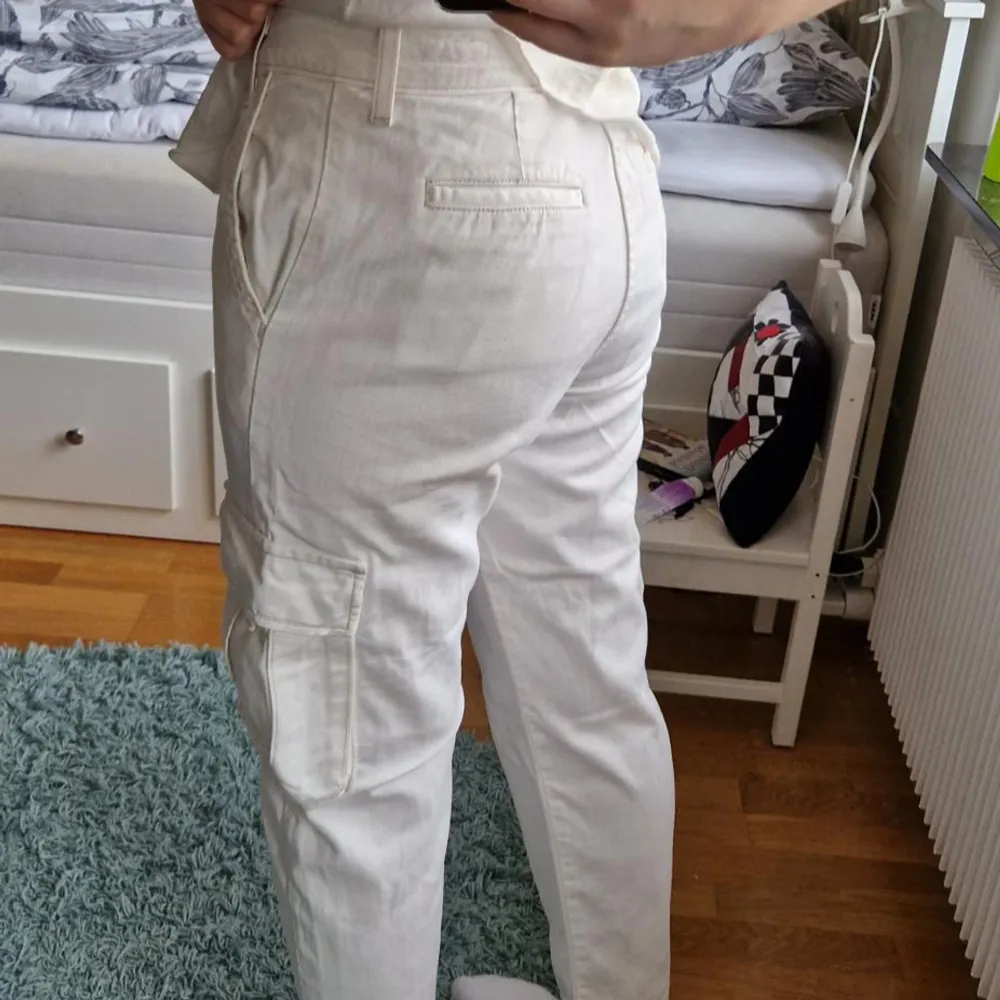 Beige/vita Levis cargobyxor med fickor på sidorna. Nästan lite linneaktiga i utseendet och i bra skick! Skriv för frågor🌸. Jeans & Byxor.