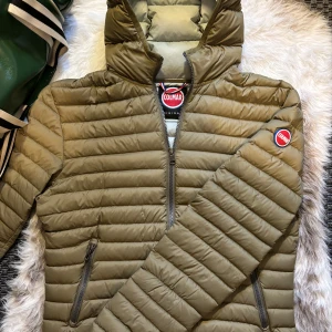 Colmar Jacka - Hej säljer nu min fina Colmar jacka i storlek M. Den är helt ny utan prislapp! och kommer vara otroligt snygg i höst/vinter. Nypris cirka 4000kr! Vi kommer att sälja liknande produkter nu närmare vinter så glöm inte följa profilen!🌊🍾