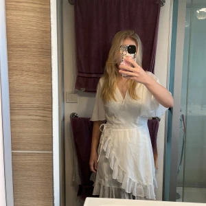 Vit volangklänning - Säljer nu en av mina studentklänningar.🤍 Får inte längre användning för den, använd en gång😊 Hör av er för fler bilder eller frågor🫶🏻