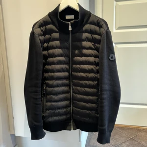 Moncler cardigan  - Säljer nu min moncler cardigan all black det är storlek XL passar även L  Tveka inte på att höra av er vid frågor tar byten!