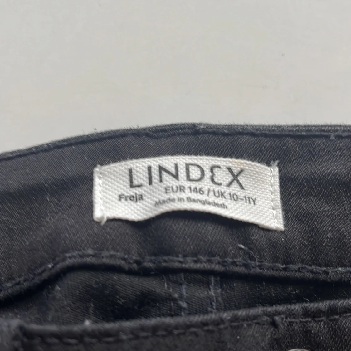 Svarta bootcut byxor från Lindex storlek 146 - 91