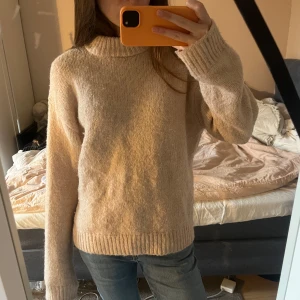 Stickad rosa tröja  - Jättefin stickad tröja, den är ljusrosa men det syns verkligen ej i kameran, jättefin färg och passform iallafall!❤️