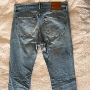 Klassiska 501 Levi’s - Klassiska 501or från Levi’s i storlek 32/32. Superfin kvalitet men för små i storleken för mig. Använder 34/32 numera.