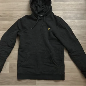 Lyle scott hoodie  - Storlek xs är i väldigt bra skick säljer för 299kr men pris kan diskuteras.