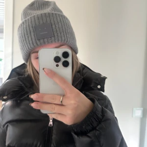 Grå acne mössa 💕 - Säljer min fina acne mössa då den inte kommer till användning längre💕