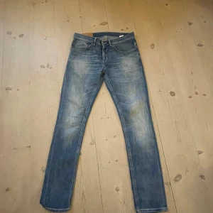 Dondup George 31 - Ett par Dondup jeans i modellen George Ljus blåa 💙 Storlek 31 Nästan nya skick 8/10 Perfekt inför vintern ❄️ nypris runt 3000kr mitt pris 550kr kan acceptera byten
