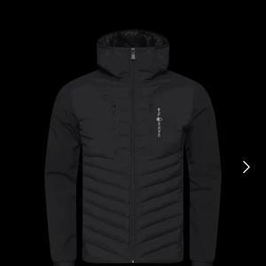 Svart jacka från Sail Racing - Säljer en svart jacka från Sail Racing i storlek M. Den är perfekt för höst och vår med sitt quiltade mönster och dragkedja. Jackan har en normal passform och är långärmad, vilket gör den både stilren och funktionell. Perfekt för dig som vill ha en snygg och praktisk jacka!