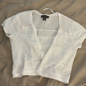 Vit söt kofta  - Fint skick knappt använd. Kort i modellen och passar många storlekar 