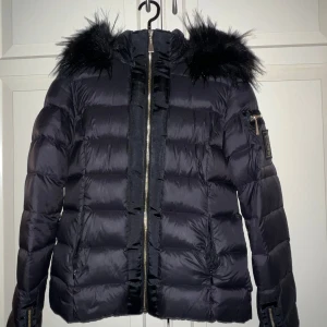 Chiara forthi dam jacka  - Väldigt fint dam jacka passar perfekt till hösten 