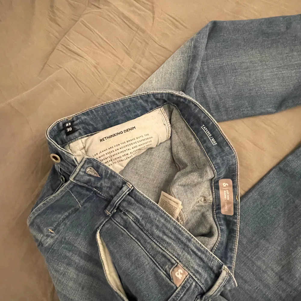 HELT oanvända Jack & Jones Jeans i Tapered fit - Mike modell. Storlek W32 x L30. Köpta för 999kr. Tog bort lapparna och ångrade mig - då dem var för långa,  så har inte använt dem!. Jeans & Byxor.