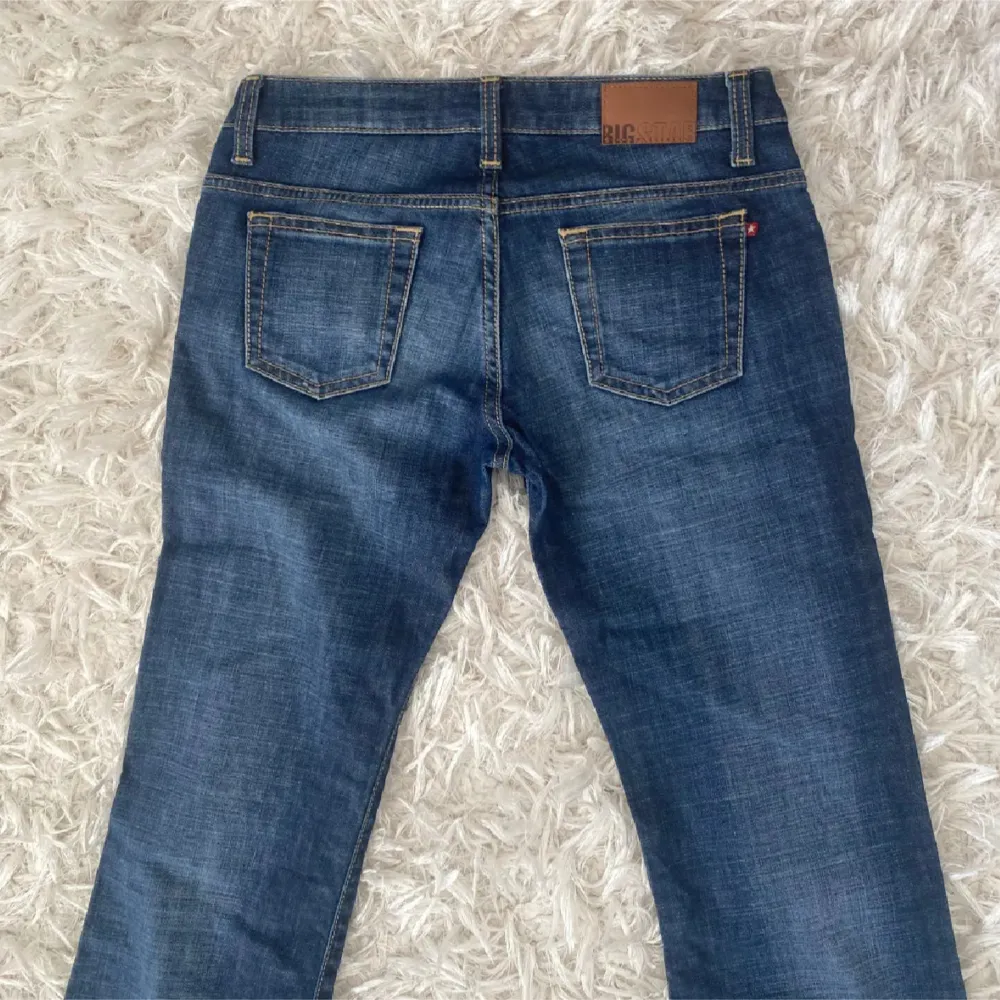 as snygga lågmidjade jeans i jättefint skick. midjemått: 38,5cm och innebenslängd: 82cm. Jeans & Byxor.