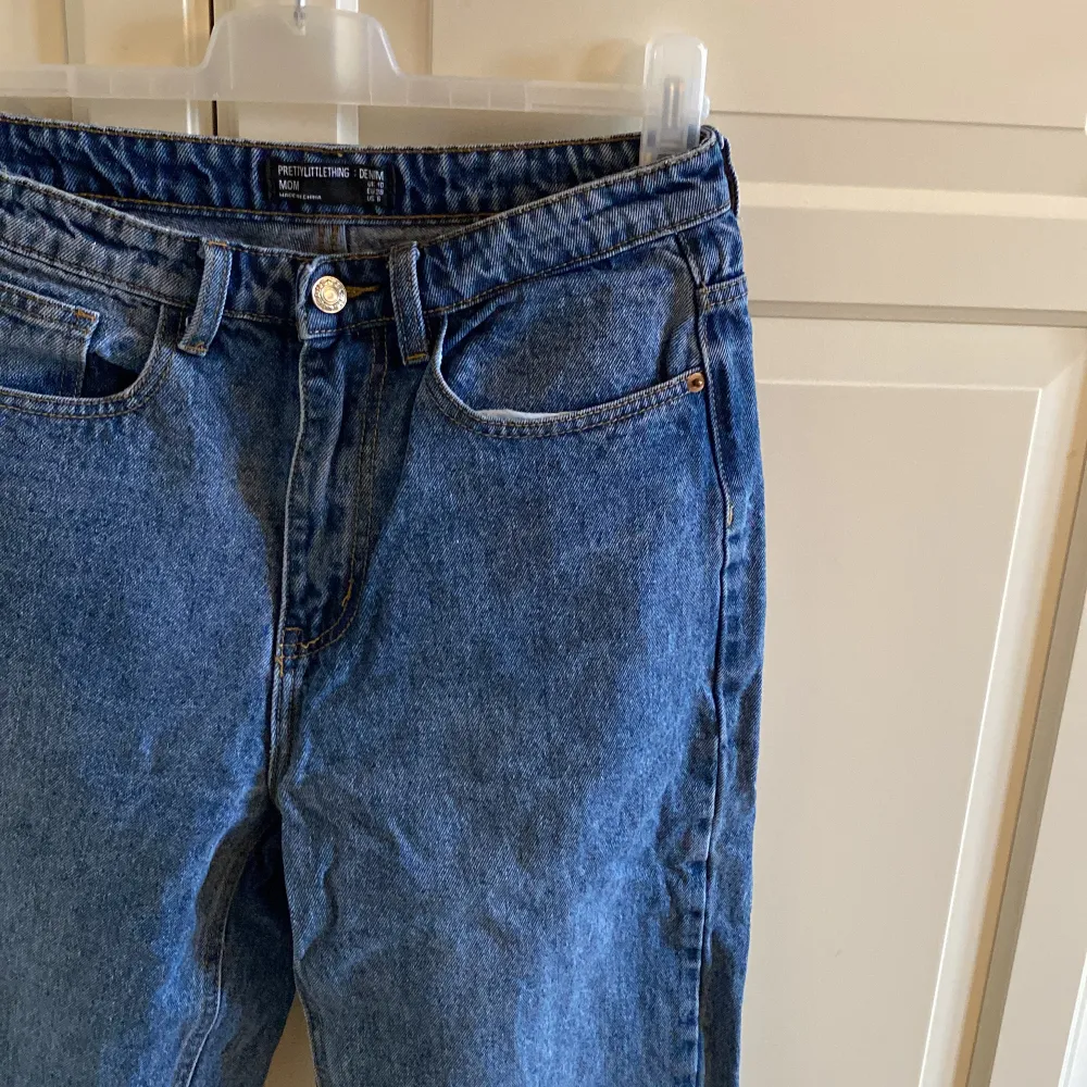 Säljer ett par snygga jeans från PrettyLittleThing. I fint skick och slitningar ska vara så. Storlek 38. Mom Jeans. . Jeans & Byxor.