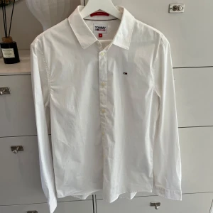 Skjorta Tommy Hilfiger - Vit skjorta från Tommy Hilfiger  Storlek medium  Ny