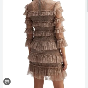 Söker beige carmine mini - Sökes!!!!! Beige carmine mini dress från by malina i XS !!! 