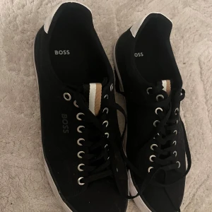 Hugo boss skor  - Helt nya , köptes i sommras använda Max använda 5 gånger.  Nypris ca 1200kr