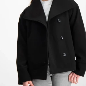 Kappa  - Svart kappa från Gina tricot. Perfekt till hösten. Mycket bra skick. Skriv för fler bilder. 💕💕