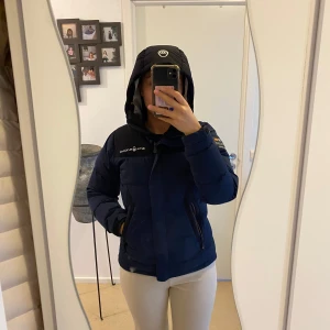 Sail Raicing jacka - Säljer min jacka då jag inte längre använder den. Har haft den ett tag men använt ett fåtal gånger. Sportig och varm jacka.