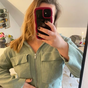 Kofta Ginatricot - Finstickad kofta ifrån Ginatricot. Fint skick. Köpt på plick för 400kr.Jag är en M, passar även S 