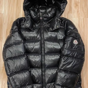 Moncler maya - Varm vinterjacka som är väldigt trendig skick 10/10 priset kan diskuteras.