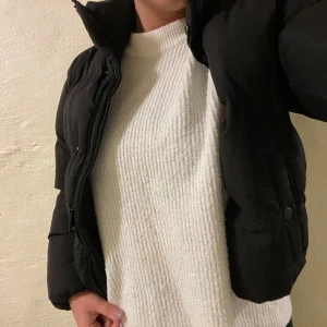 Svart dunjacka  - Svart kort dunjacka i storlek XS/S, fint skick. 