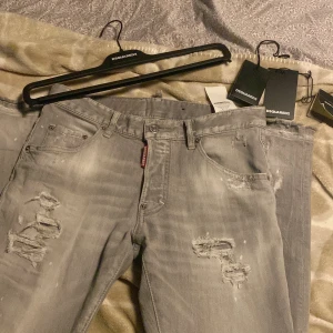 Dsq2 jeans - Äkta dsq2 jeans, helt nya köpta 2024 använda 1 gång Kostar 7000-8000kr online Har kvitto, köpta på rea Helt nya och säljs till rätt pris ENDAST SERIÖSA KÖPARE