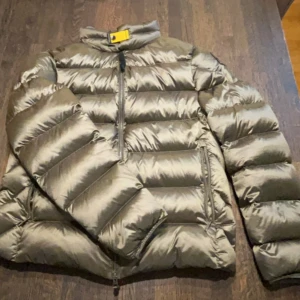 Para jumper jacka  - Inget kvitto men den är äkta det går att scanna på insidan. Skick är 10/10 knappt använd 