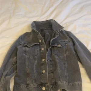 Jeansjacka - BikBok - Använd några gånger, mycket bra skick, strl xs 
