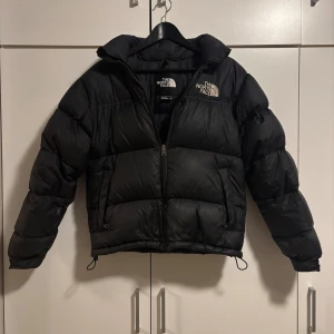 North face jacka  - Inga defekter och är i bra skick. Använde en del förra vintern. Perfekt för vintern och är väldigt varm. Skriv för fler bilder eller frågor 🙌