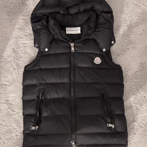 Moncler väst med avtagbar luva (man kan ta bort luvan) i strö XXS men den passar även S! Kan skicka fler bilder. Det är en k 0pia men märks inget. Superfiiin men ville ha en lite tightare så har aldrig använt den endast testad på bild!!