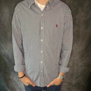 RALPH LAUREN SKJORTA  - // Ralph Lauren skjorta | Nyskick | Stolrlek: M slim fit | Nypris runt 1800 | Kontakta för fler frågor eller funderingar // DELUXECLOSET