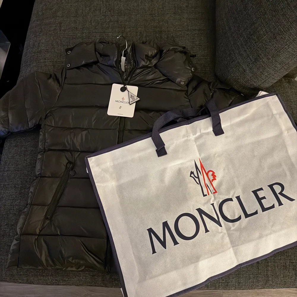 Säljer min moncler vinterjacka i modellen bady. Endast testad en gång men den var lite stor. Därav säljer jag den. Storlek 2                              Kan gå ner i pris vid snabb affär.                     (Annons finns på fler ställen). Jackor.