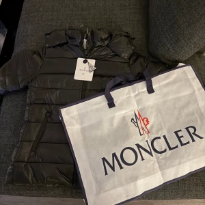Moncler jacka, Bady - Säljer min moncler vinterjacka i modellen bady. Endast testad en gång men den var lite stor. Därav säljer jag den. Storlek 2                              Kan gå ner i pris vid snabb affär.                     (Annons finns på fler ställen)