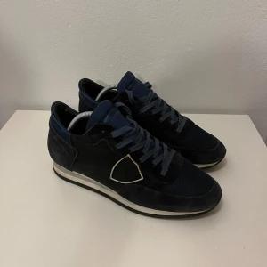 Philippe model trpz - Säljer ett par riktigt feta Philippe model trpz i ett otroligt skick (9/10). De är mörkblåa och storlek 42. 