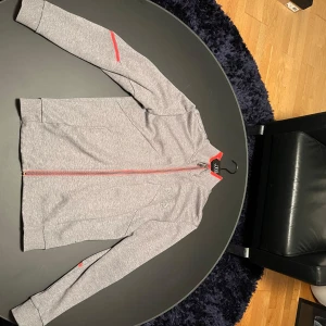 Hugo boss zip - Köpt från Hugo boss affären i emporia för flera år sedan.  Inte använt ofta plus bra kvalitet så den kommer kännas som ny  Fett 3M logga som lyser med blixt  Lappar finns kvar