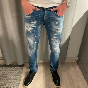 Dondup George - Tja säljer nu dessa snygga dondup jeansen med slitningar. Storleken är 34 och modellen är george. Priset är inte hugget i sten. Tveka inte med att höra av dig vid frågor eller funderingar.