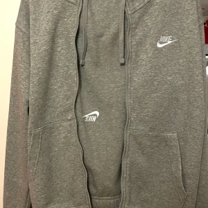 Grått NIKEset strl S - Grått NIKEset strl S, endast använt 2-3ggr så det är som nytt. Nypris:1698.- Säljes för endast 700.-