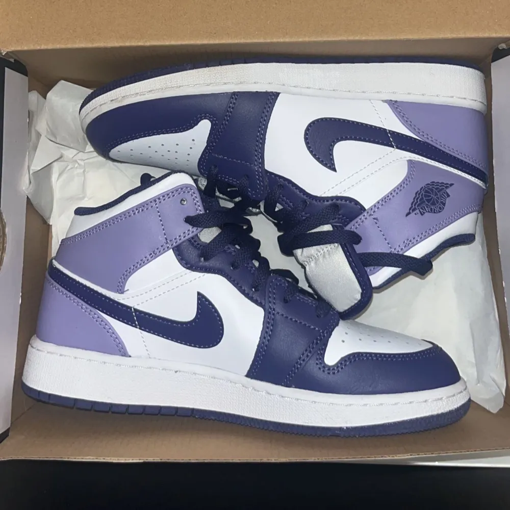 Jordan 1 mid i färgen lila, har haft på mig dom 1 gång innan, ser helt nya ut. Storlek 38. Kommer med lådan. Köpta på footlocker.. Skor.