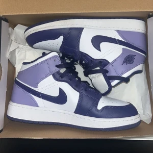 Jordan 1 MID purple  - Jordan 1 mid i färgen lila, har haft på mig dom 1 gång innan, ser helt nya ut. Storlek 38. Kommer med lådan. Köpta på footlocker.