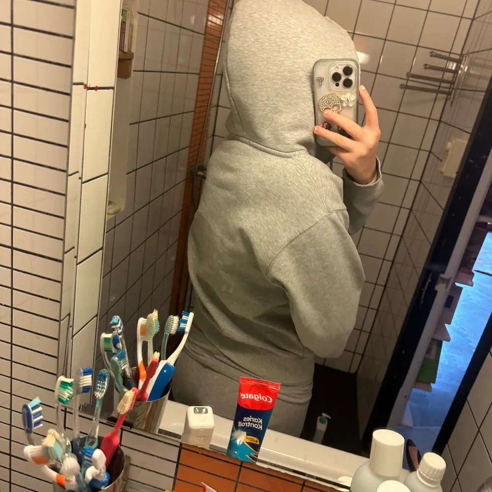 Skit söt brandy hoodie. En bit av dragkedjan har gått av men fungerar fof att öppna och stänga. Hoodies.