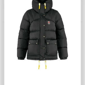 Fjällräven jacka  - Svin fin fjällräven jacka i stolek M jätte fint skick på jackan helt ny typ använt nå tal gånger en liten reva men inget man tänker på men  tveka inte på fråga om något och en svin fin jacka som är varm 
